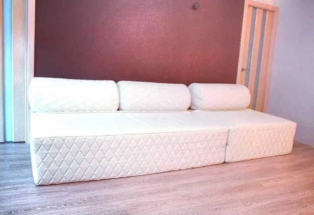 Sofás camas (91 fotos): Como elixir un plegado de cama recta ou modular, con brazos e sen eles? Modelos de 120 cm de ancho e outros tamaños 8979_14