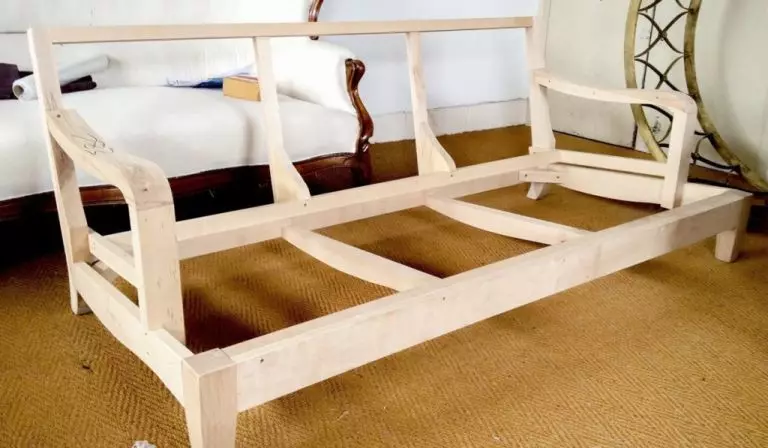 Sofás camas (91 fotos): Como elixir un plegado de cama recta ou modular, con brazos e sen eles? Modelos de 120 cm de ancho e outros tamaños 8979_57