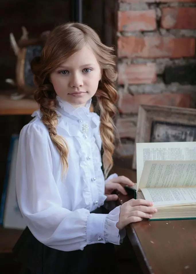 Блузи за момичета за училище (58 снимки): Училищните блузи, елегантни модели, плетени 897_20