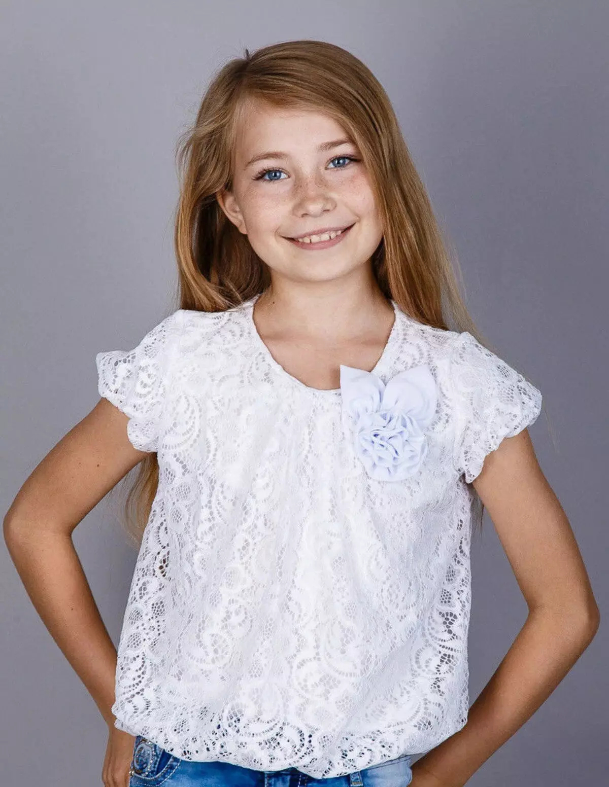 Блузи за момичета за училище (58 снимки): Училищните блузи, елегантни модели, плетени 897_22