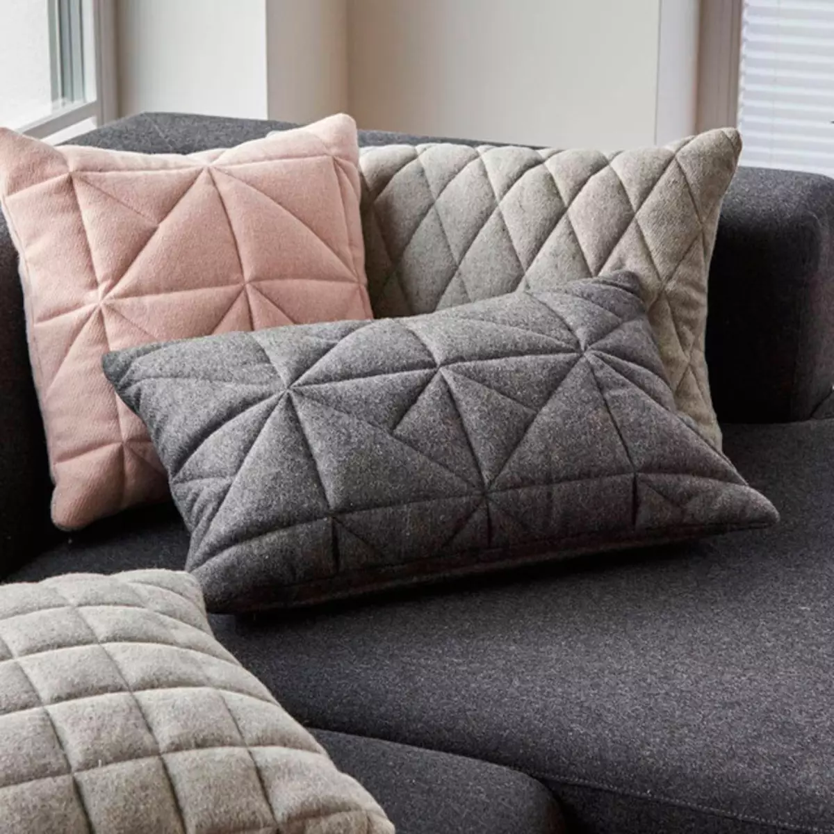 Квадратные подушки для дивана