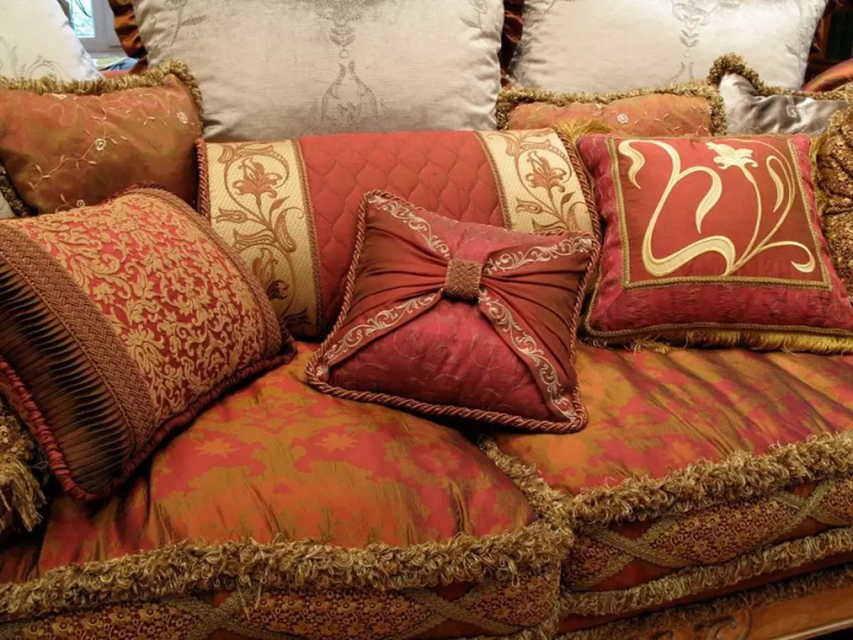 Jastëkët për divan (56 foto): jastëkë dekorative të mëdha dhe të vogla në një divan të thellë, madhësi standarde, drejtkëndëshe dhe të rrumbullakët 9016_12