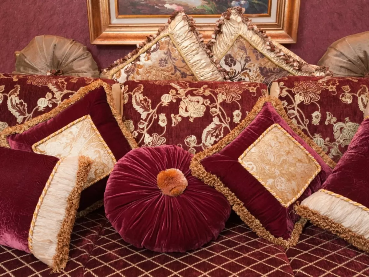 Възглавници за дивана (56 снимки): декоративни големи и малки меки възглавници на дълбок диван, стандартни размери, правоъгълни и кръгли 9016_13