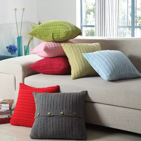 Kussens voor de bank (56 foto's): decoratieve grote en kleine zachte kussens op een diepe sofa, standaardmaten, rechthoekig en rond 9016_18