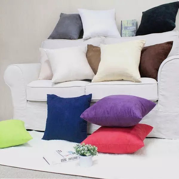 Almofadas para o sofá (56 fotos): grandes travesseiros macios decorativos em um sofá profundo, tamanhos padrão, retangulares e redondos 9016_19