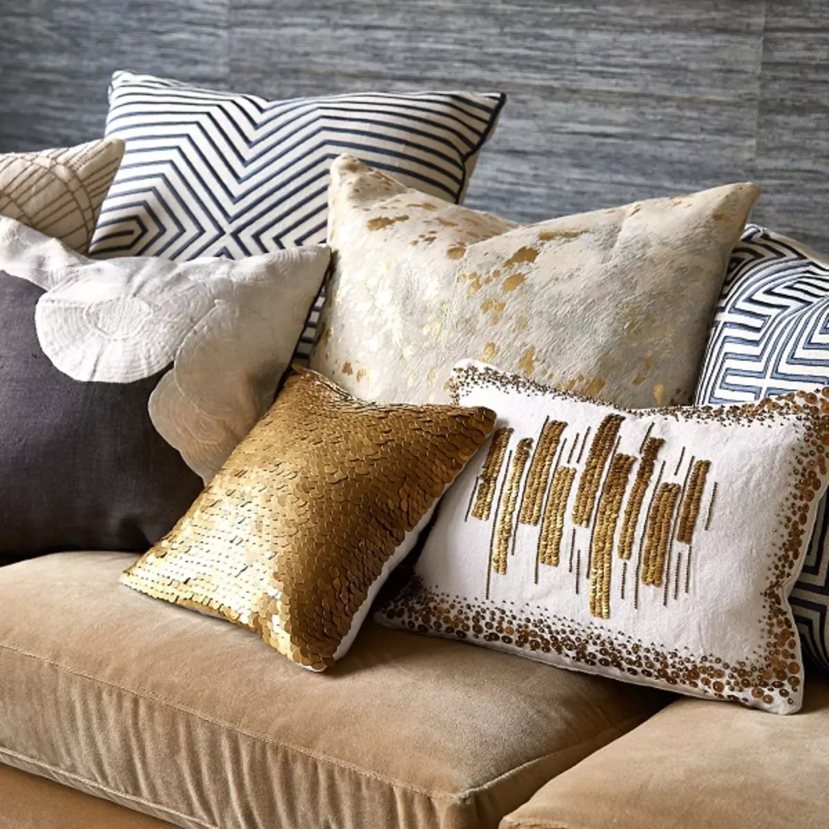 Almofadas para o sofá (56 fotos): grandes travesseiros macios decorativos em um sofá profundo, tamanhos padrão, retangulares e redondos 9016_20