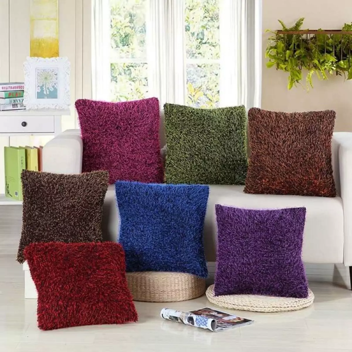 Bantal untuk sofa (56 foto): dekoratif besar dan kecil bantal lembut di sofa dalam, ukuran standar, persegi panjang dan bulat 9016_23