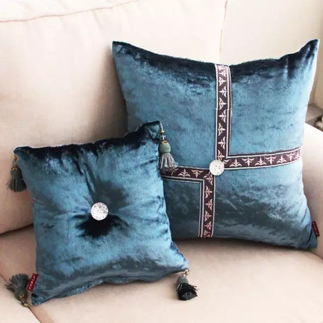 Kanepe için yastıklar (56 fotoğraf): Derin bir koltukta dekoratif büyük ve küçük yumuşak yastıklar, standart boyutlarda, dikdörtgen ve yuvarlak 9016_28
