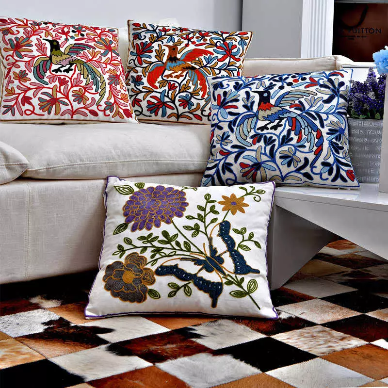 Bantal untuk sofa (56 foto): dekoratif besar dan kecil bantal lembut di sofa dalam, ukuran standar, persegi panjang dan bulat 9016_33