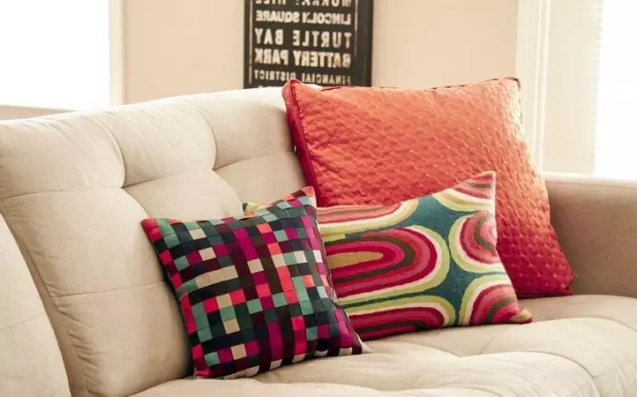 Cuscini per il divano (56 foto): decorativi grandi e piccoli cuscini morbidi su un divano profondo, dimensioni standard, rettangolari e rotondi 9016_34
