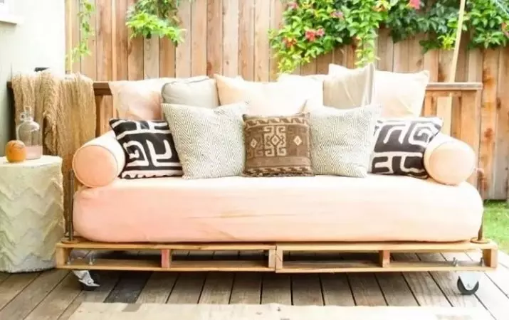 Almohadas para el sofá (56 fotos): almohadas suaves grandes y pequeñas decorativas en un sofá profundo, tamaños estándar, rectangular y redondo 9016_36