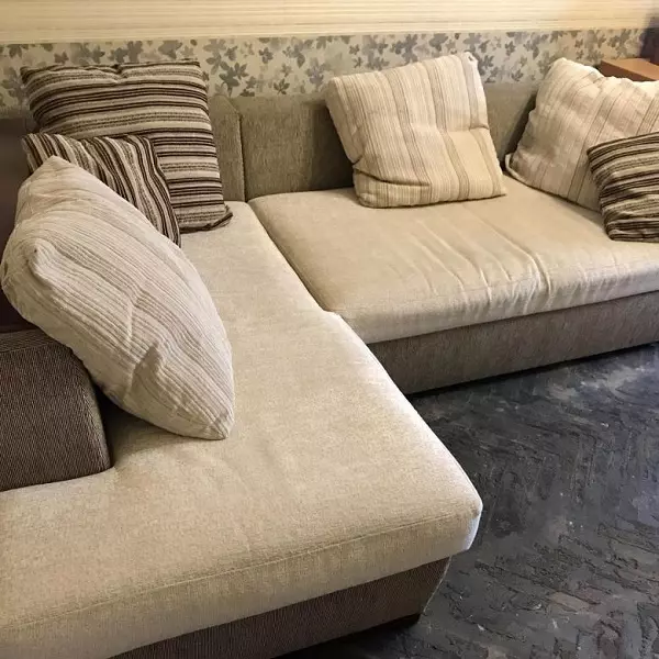 Pagalvės sofa (56 nuotraukos): dekoratyvinės didelės ir mažos minkštos pagalvės ant gilios sofos, standartinių dydžių, stačiakampio ir apvalios 9016_39