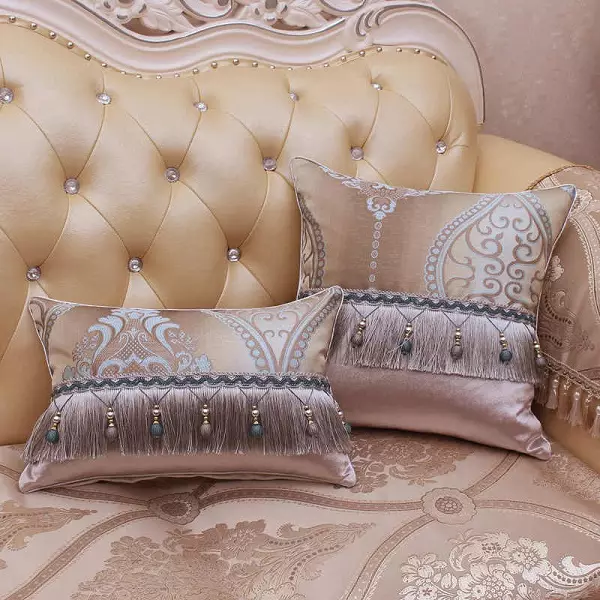 Pagalvės sofa (56 nuotraukos): dekoratyvinės didelės ir mažos minkštos pagalvės ant gilios sofos, standartinių dydžių, stačiakampio ir apvalios 9016_41