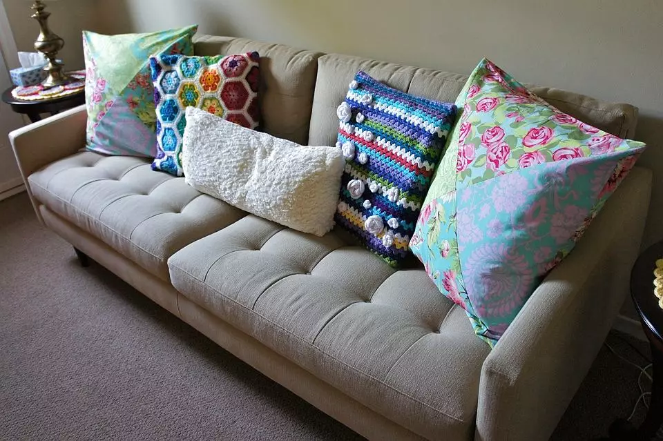 Almofadas para o sofá (56 fotos): almofadas decorativas e pequenas e pequenas nun sofá profundo, tamaños estándar, rectangulares e redondos 9016_45