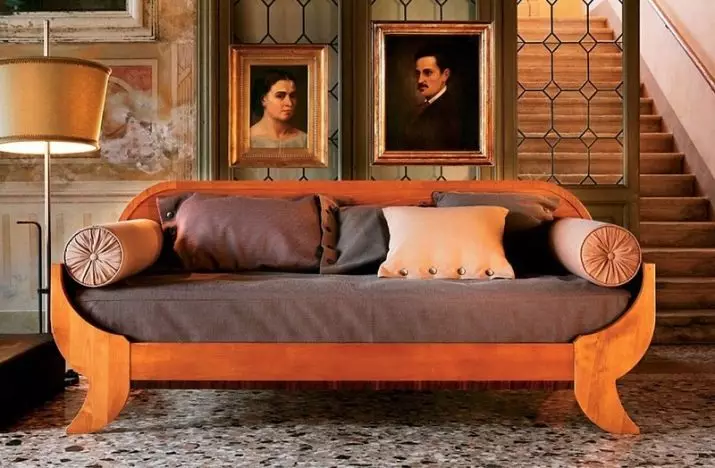 Jastëkët për divan (56 foto): jastëkë dekorative të mëdha dhe të vogla në një divan të thellë, madhësi standarde, drejtkëndëshe dhe të rrumbullakët 9016_46