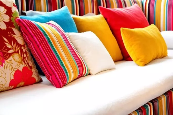 Bantal untuk sofa (56 gambar): Hiasan besar dan kecil bantal lembut pada sofa yang mendalam, saiz standard, segi empat tepat dan bulat 9016_53