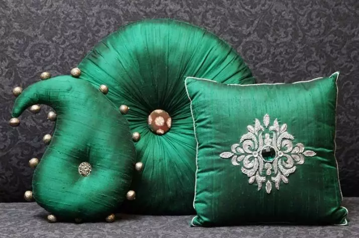 Almofadas para o sofá (56 fotos): grandes travesseiros macios decorativos em um sofá profundo, tamanhos padrão, retangulares e redondos 9016_54