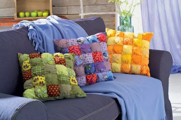 Oreillers pour le canapé (56 photos): décoratif et petits oreillers doux sur un canapé profond, tailles standard, rectangulaire et ronde 9016_55
