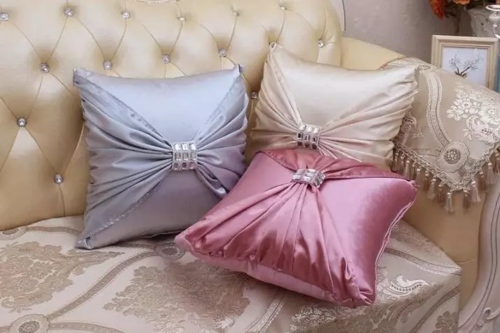 Oreillers pour le canapé (56 photos): décoratif et petits oreillers doux sur un canapé profond, tailles standard, rectangulaire et ronde 9016_56