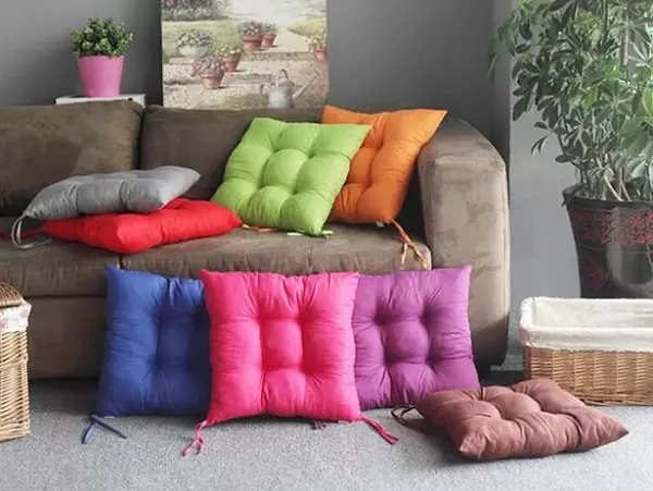 Sofa spilveni (56 fotoattēli): Dekoratīvie lieli un mazi mīksti spilveni dziļā dīvānā, standarta izmēros, taisnstūrveida un kārtā 9016_6