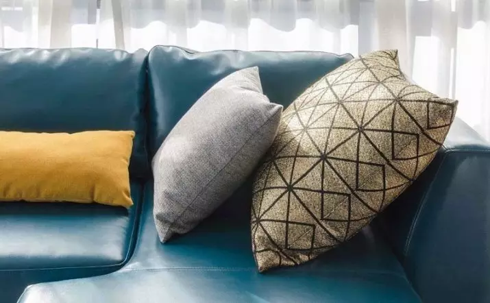 Μαξιλάρια για τον καναπέ (56 φωτογραφίες): Διακοσμητικά μεγάλα και μικρά μαλακά μαξιλάρια σε ένα βαθύ καναπέ, τα πρότυπα μεγέθη, ορθογώνια και στρογγυλά 9016_7