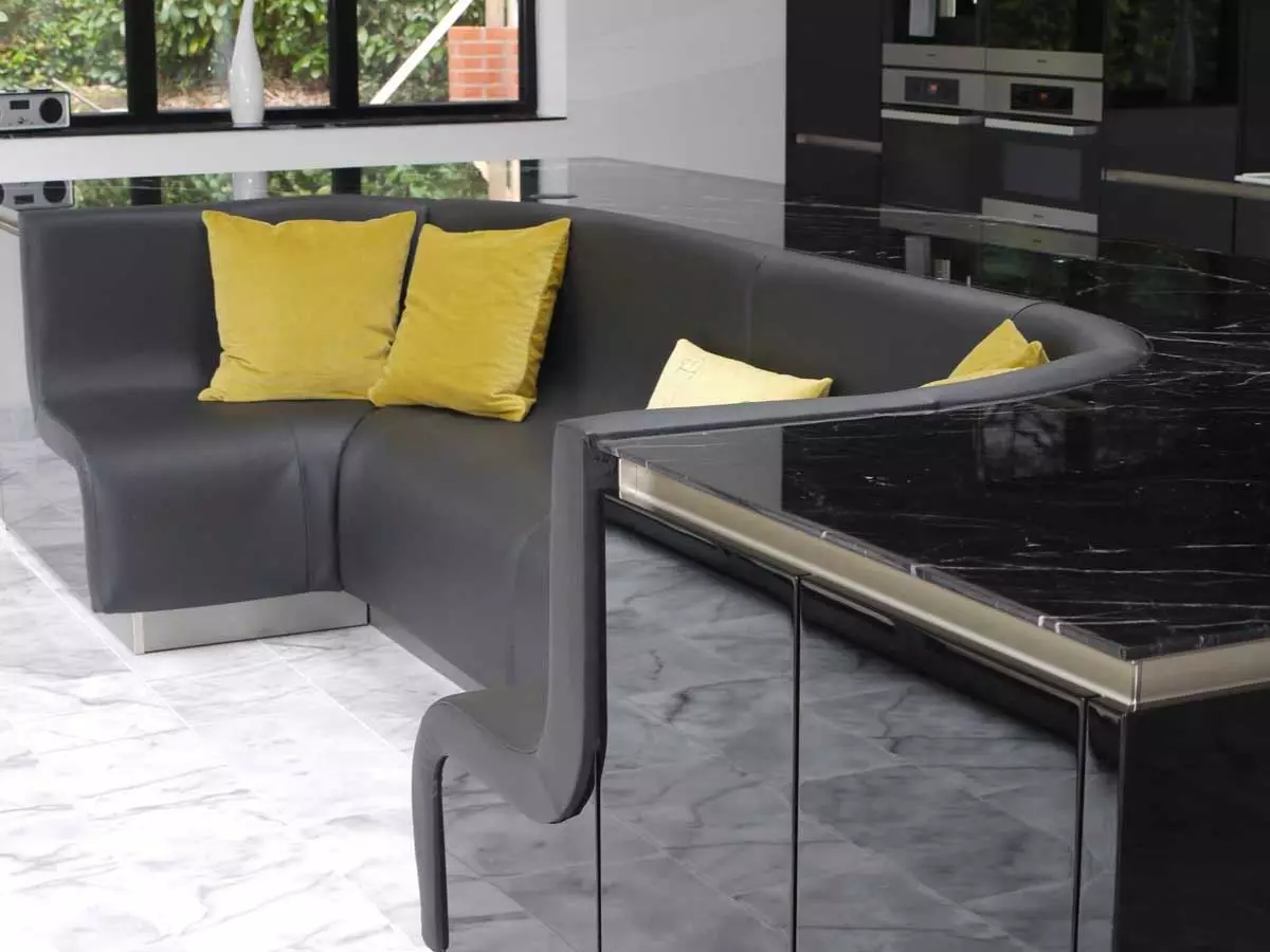 Диван жогорку технологиянын стилиндеги диван (39 сүрөт): заманбап дизайн, моделдердин сорттору, учурдагы түстөр менен, бурчту тандаңыз 9044_32