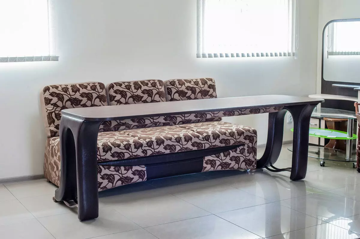 Софе са столом (46 фотографија): Равне и угаоне софе кревети са уграбилним или са уграђеним столом 9060_10
