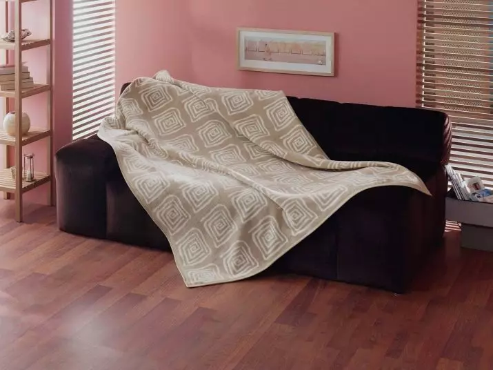 Pokriveni na kauč (84 fotografije): pregled tapiserija i pletenih kaidu, odabir skupova za kauč i fotelje, tepih, krzno i ​​druge opcije 9062_2