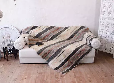 Pokriveni na kauč (84 fotografije): pregled tapiserija i pletenih kaidu, odabir skupova za kauč i fotelje, tepih, krzno i ​​druge opcije 9062_43