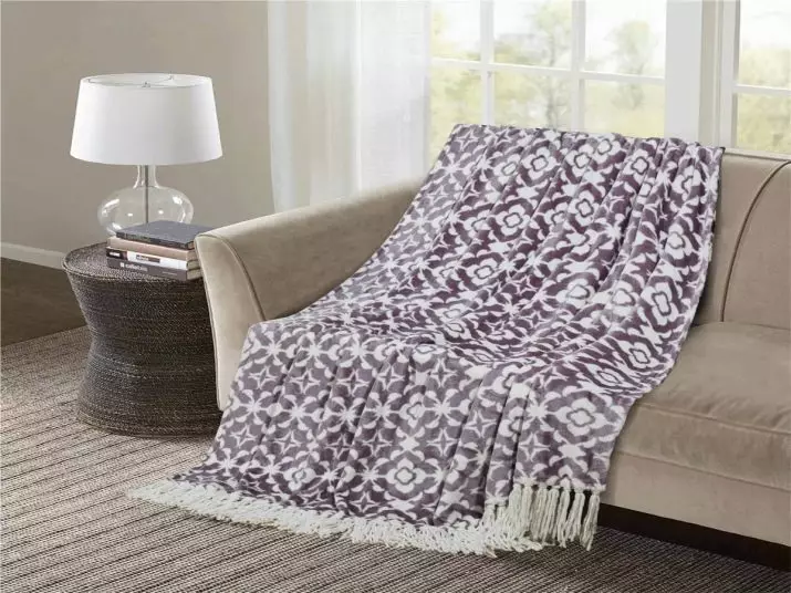 Pokriveni na kauč (84 fotografije): pregled tapiserija i pletenih kaidu, odabir skupova za kauč i fotelje, tepih, krzno i ​​druge opcije 9062_44
