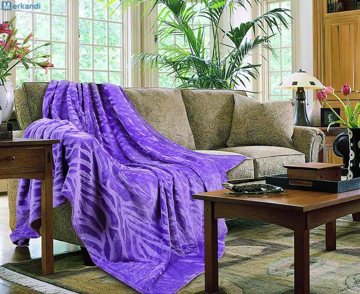 Фиолетовый плед на диван