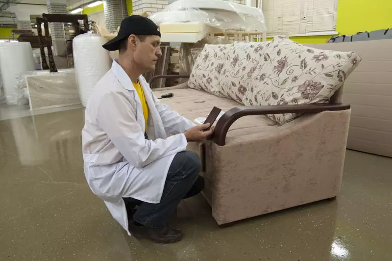 Sofa dari Pabrik Ulyanovsk (44 foto): Pilih sudut pada bingkai logam, sofa modular dan langsung dari pabrik mebel 9070_12