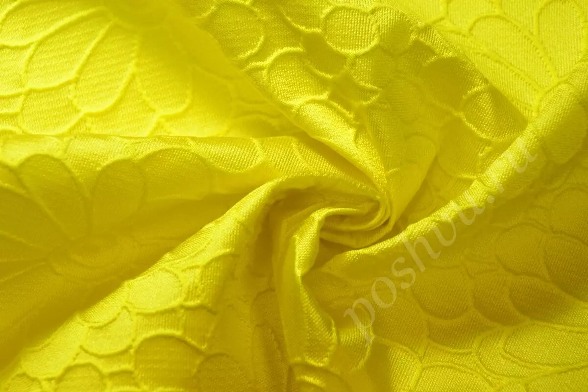 Žute sofe (73 fotografije): Primjeri u unutrašnjosti. Kutak i kauč na rasklapanje, mali i sklopivi, modeli sive, plave i crno-žute boje 9077_17