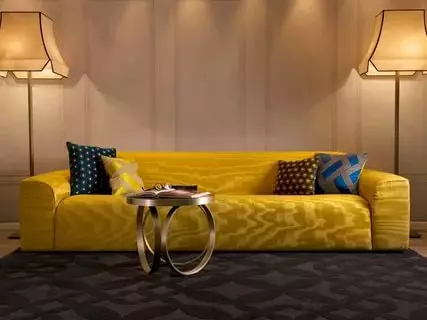 Žute sofe (73 fotografije): Primjeri u unutrašnjosti. Kutak i kauč na rasklapanje, mali i sklopivi, modeli sive, plave i crno-žute boje 9077_18