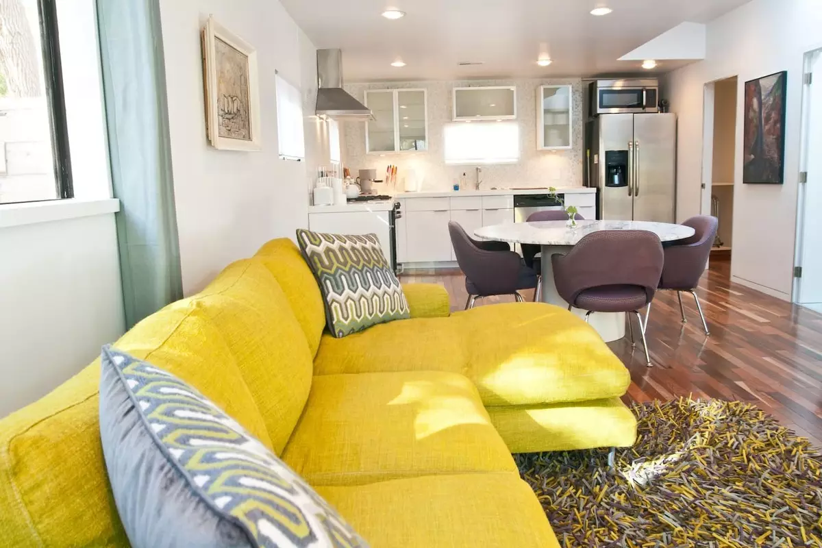 Žute sofe (73 fotografije): Primjeri u unutrašnjosti. Kutak i kauč na rasklapanje, mali i sklopivi, modeli sive, plave i crno-žute boje 9077_25