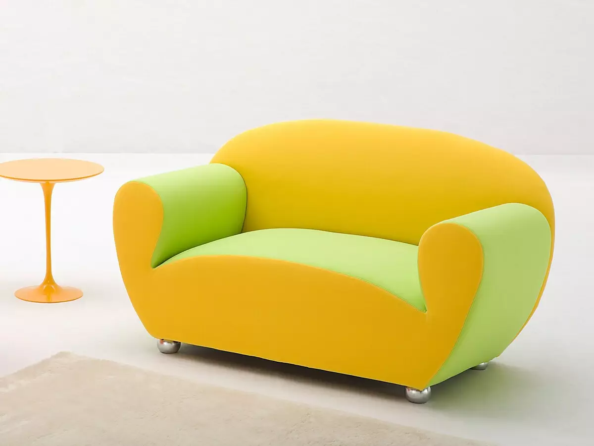 Žute sofe (73 fotografije): Primjeri u unutrašnjosti. Kutak i kauč na rasklapanje, mali i sklopivi, modeli sive, plave i crno-žute boje 9077_28