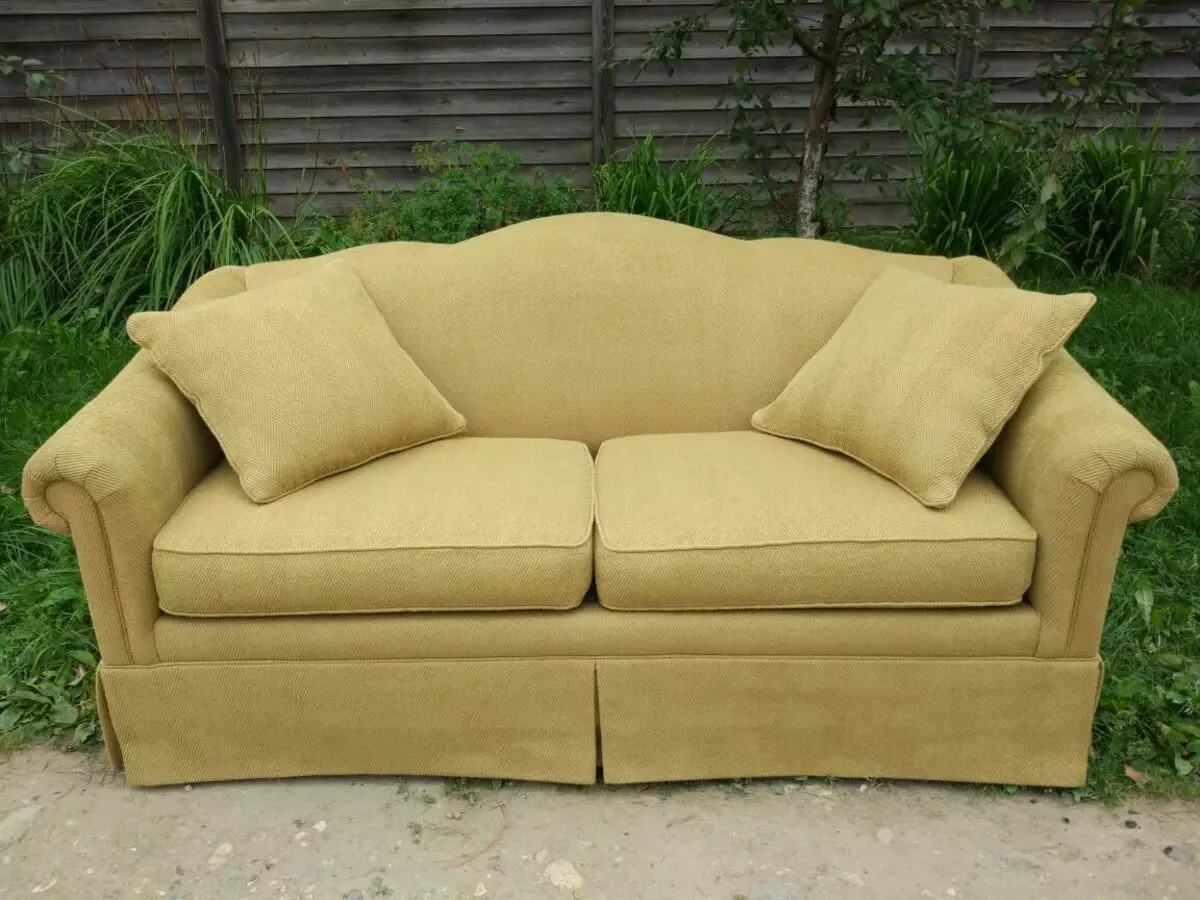 Ghế sofa màu vàng (73 ảnh): Ví dụ trong nội thất. Góc và giường sofa, nhỏ và gấp, mô hình màu xám, xanh và đen và vàng 9077_39