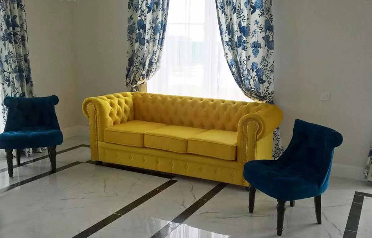 Žute sofe (73 fotografije): Primjeri u unutrašnjosti. Kutak i kauč na rasklapanje, mali i sklopivi, modeli sive, plave i crno-žute boje 9077_73