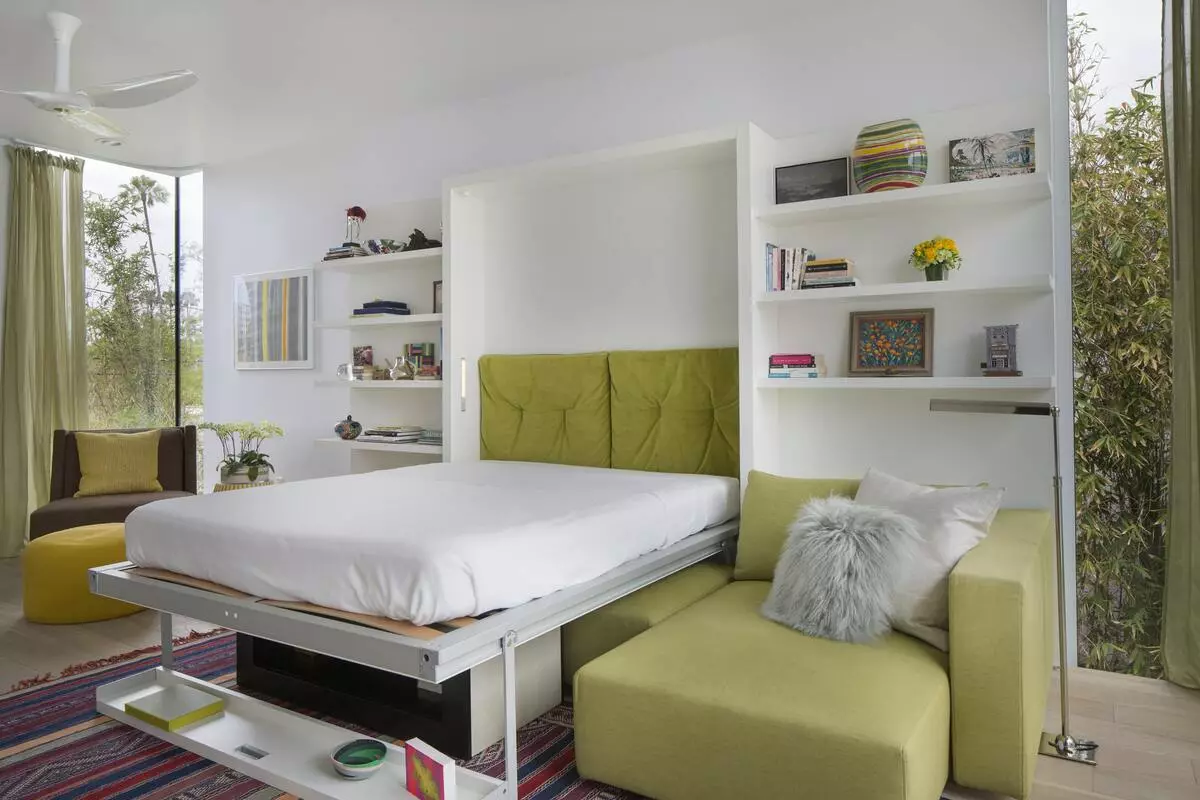 Трансформаторни дивани за маломерен апартамент (49 снимки): Най-добрите модели за една малка стая, преглед на ъглови, преки и модулни дивани, техните механизми и размери на трансформация 9079_12