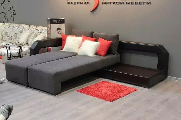 Трансформаторни дивани за маломерен апартамент (49 снимки): Най-добрите модели за една малка стая, преглед на ъглови, преки и модулни дивани, техните механизми и размери на трансформация 9079_26