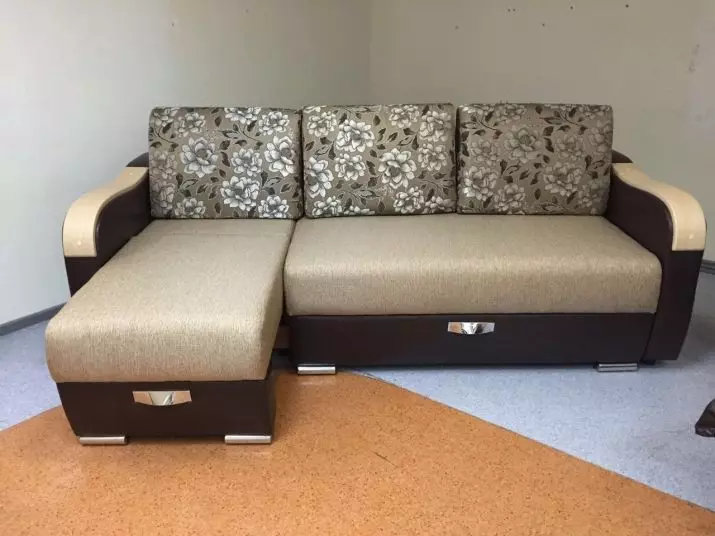 Трансформаторни дивани за маломерен апартамент (49 снимки): Най-добрите модели за една малка стая, преглед на ъглови, преки и модулни дивани, техните механизми и размери на трансформация 9079_31