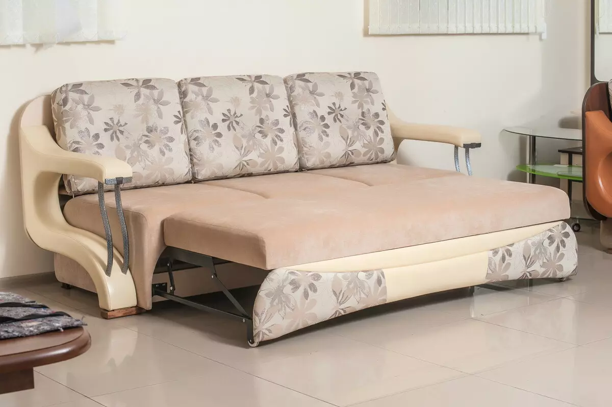 Трансформаторни дивани за маломерен апартамент (49 снимки): Най-добрите модели за една малка стая, преглед на ъглови, преки и модулни дивани, техните механизми и размери на трансформация 9079_40