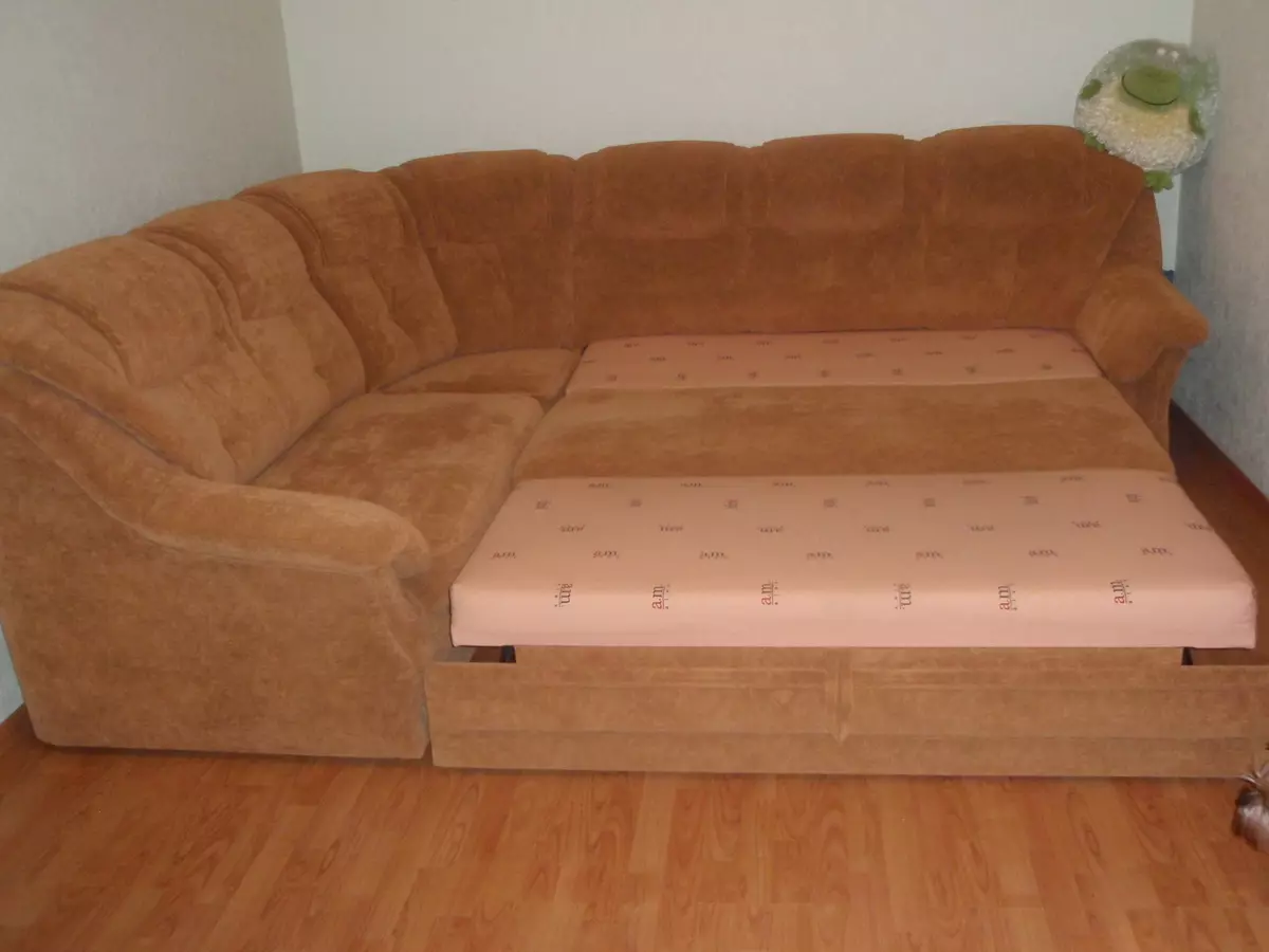 De tipo esquina plegable sofás dobles: visión general de los modelos de doble convenientes y con dos camas, su tamaño y la selección 9082_15