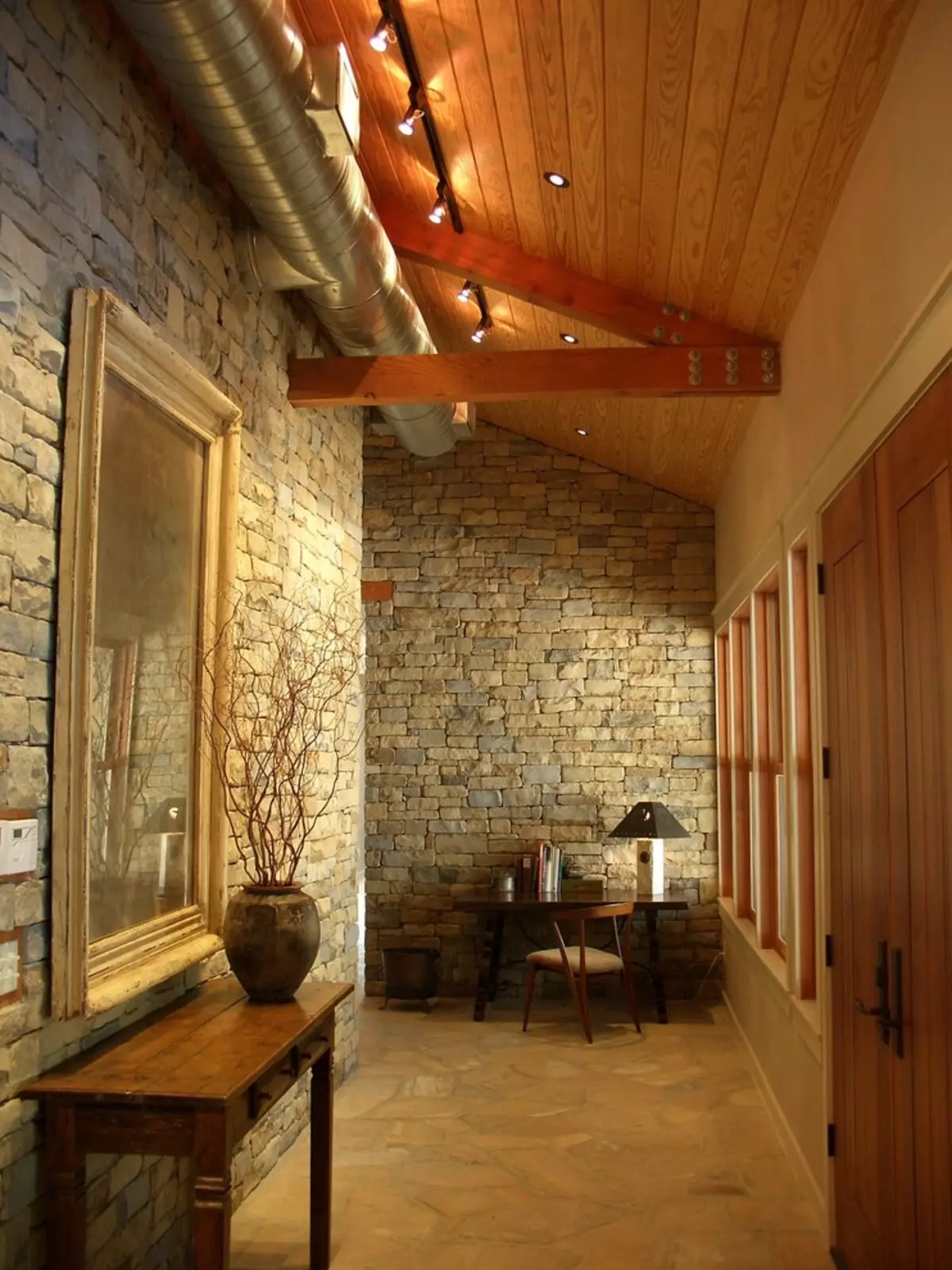 Hall de entrada em estilo loft (76 fotos): cabide e móveis no interior de um pequeno corredor, um design corredor com uma parede de tijolos, escolher um banco e roupeiros 9088_44