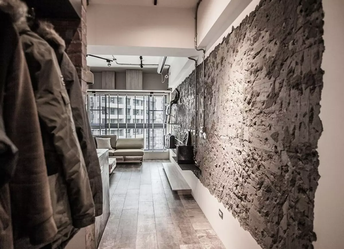 Sala de intrare în stil Loft (76 fotografii): Hanger și mobilier în interiorul unui coridor mic, un design de hol cu ​​un zid de cărămidă, alegeți o bancă și dulapuri 9088_46