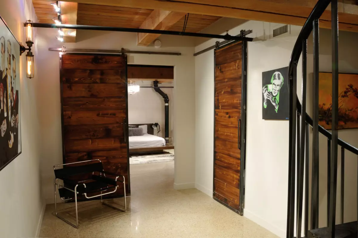 Hall d'entrée dans le style loft (76 photos): cintre et meubles à l'intérieur d'un petit couloir, un design de couloir avec un mur de briques, choisissez un banc et des armoires 9088_61