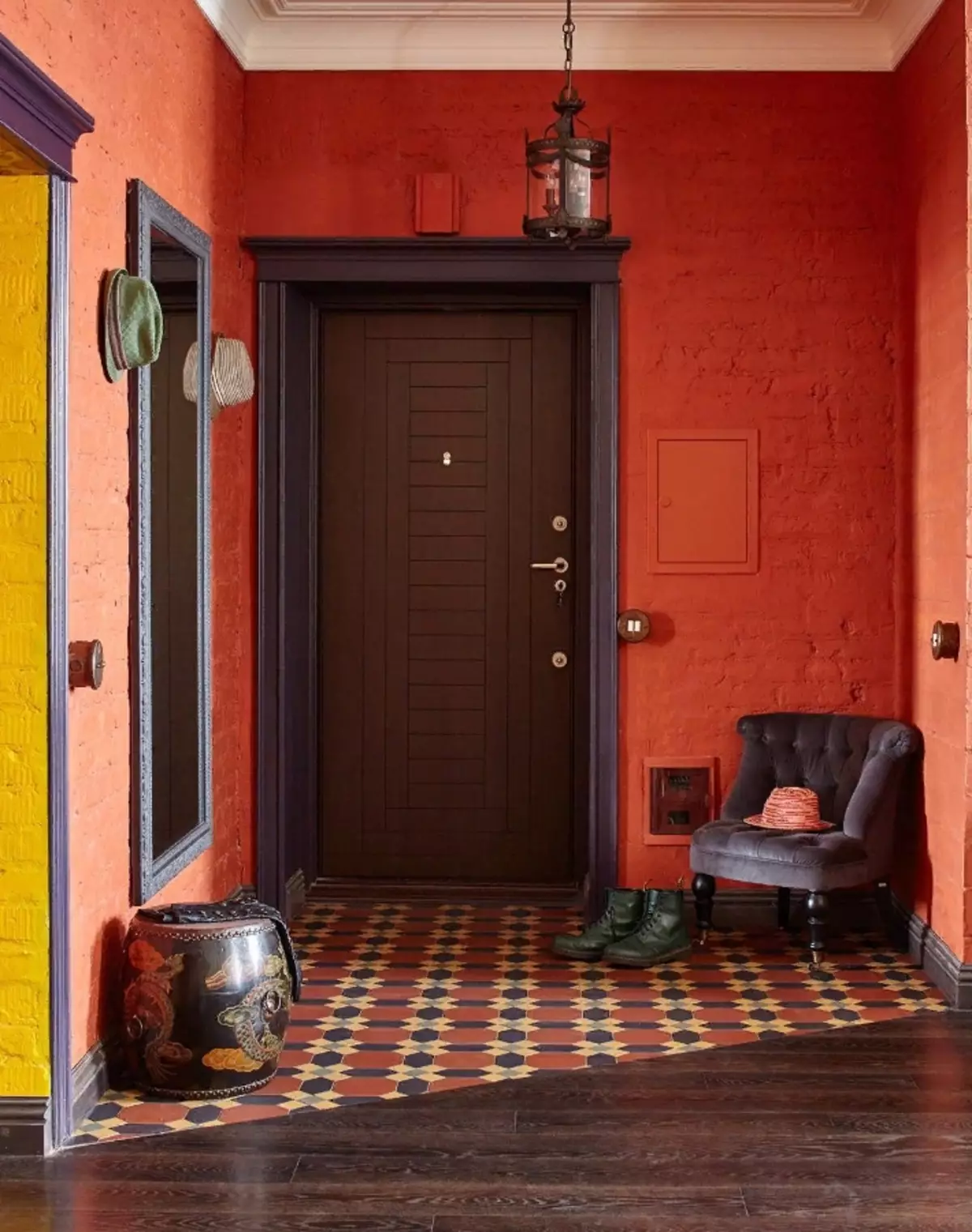 Hall de entrada em estilo loft (76 fotos): cabide e móveis no interior de um pequeno corredor, um design corredor com uma parede de tijolos, escolher um banco e roupeiros 9088_9