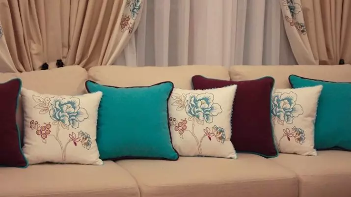 Sofa-kussens in het interieur (30 foto's): Grijze bank met heldere decoratieve kussens en andere opties 9089_24