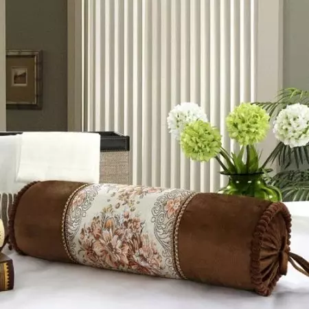 Sofa-kussens in het interieur (30 foto's): Grijze bank met heldere decoratieve kussens en andere opties 9089_5