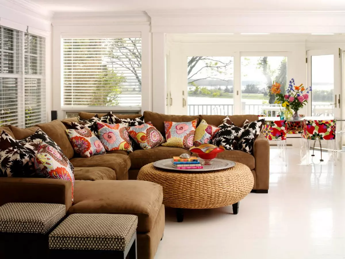 Sofa-kussens in het interieur (30 foto's): Grijze bank met heldere decoratieve kussens en andere opties 9089_9